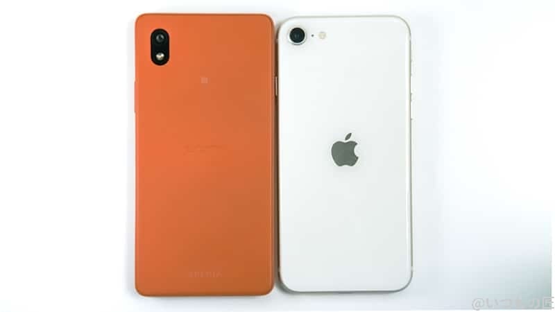 サイズ比較、左:Xperia Ace Ⅲ 右:iPhone SE3