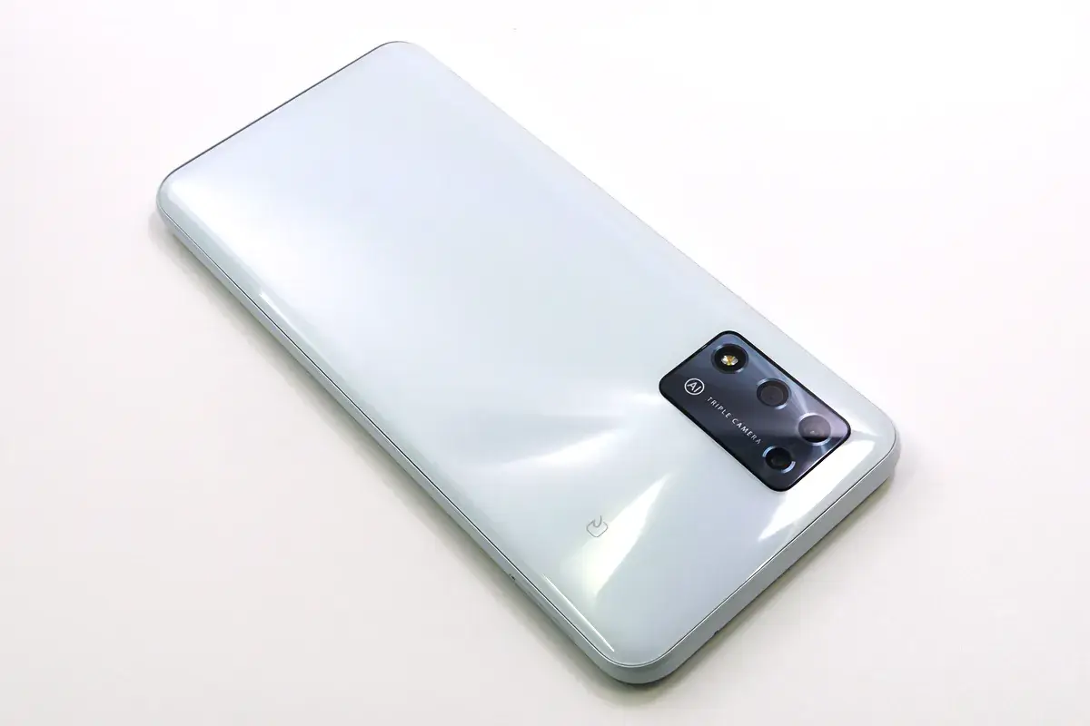 筆者の Libero 5G Ⅱは、ホワイトです。ただ、ホワイトと言いながら、結構ブルーっぽい感じです。