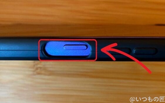 libero-5g-Ⅲ-error2 | スマホを検証してみた 購入したLibero 5G Ⅲ(リベロ5G3)のケースを装着して見つけた不良品部分(電源ボタン側)を撮影した写真