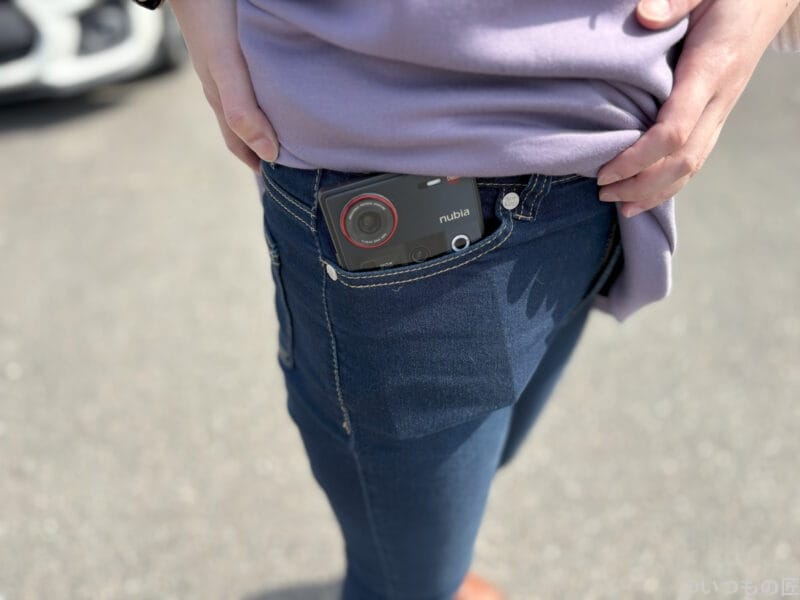 nubia z70 ultraをポケットで持ち運んだ場合(女性) | スマホを検証してみた nubia Z70 Ultraをポケットで持ち運んだ場合(女性)