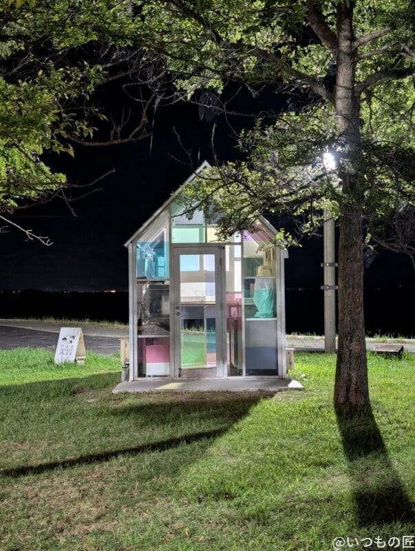 ガラス張りの小屋を撮影した夜景写真 | スマホを検証してみた nubia Z70 Ultra カメラ Google Pixel 9 Proでガラス張りの小屋を撮影した夜景写真