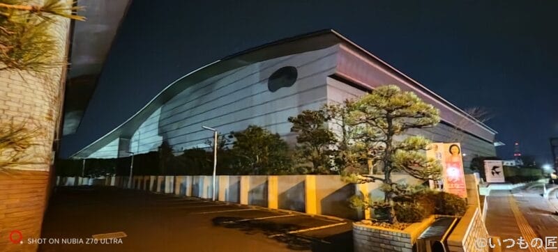 屋外で建物を暗所撮影した写真 | スマホを検証してみた nubia Z70 Ultra カメラ 屋外で建物を暗所撮影した写真