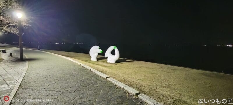 白いオブジェを撮影した夜景写真 | スマホを検証してみた nubia Z70 Ultra カメラ 白いオブジェを撮影した夜景写真