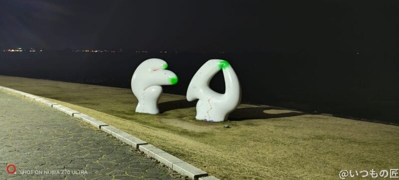 白いオブジェを撮影した夜景写真 | スマホを検証してみた nubia Z70 Ultra カメラ 白いオブジェを撮影した夜景写真